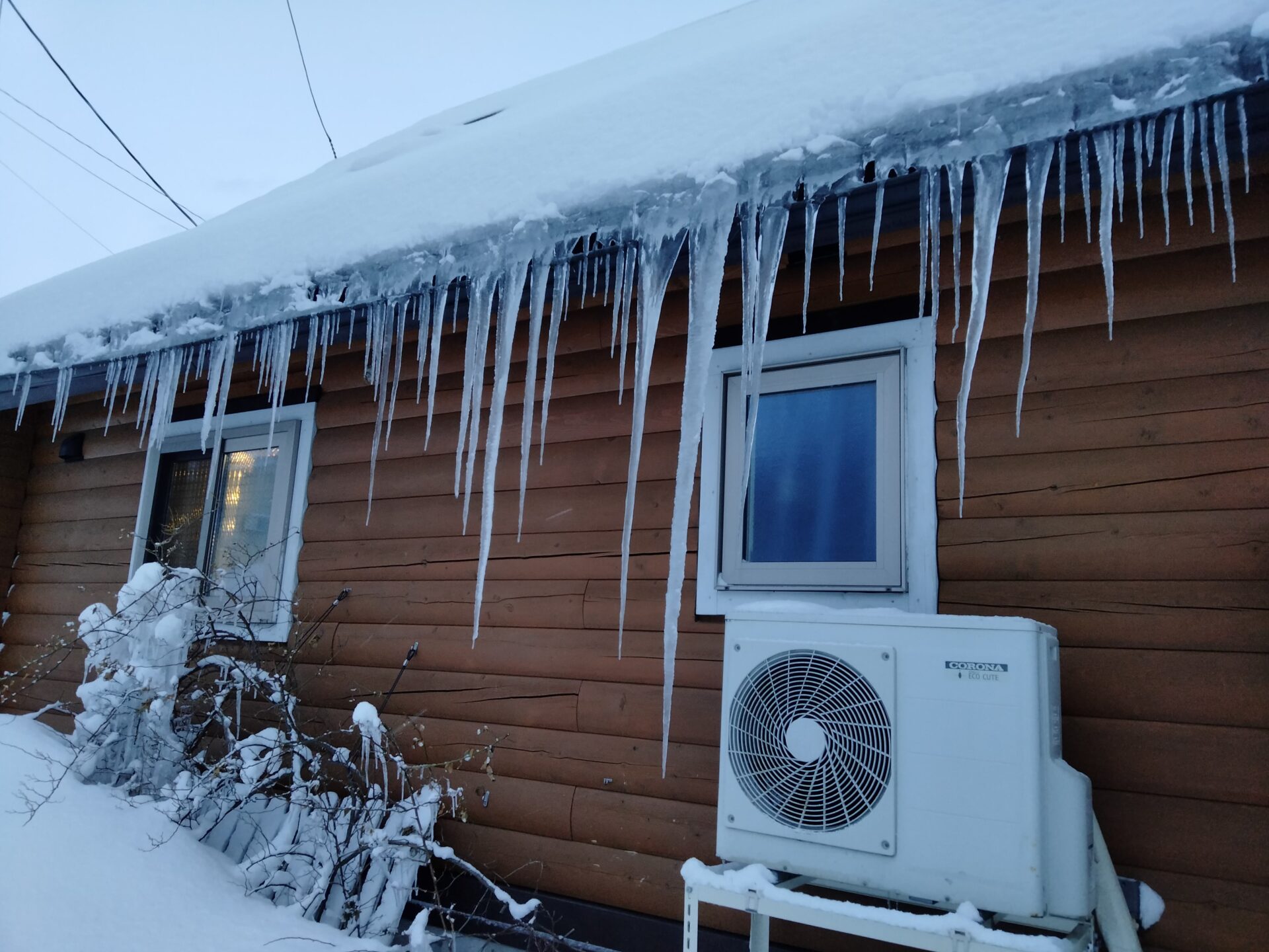 つららと薪ストーブ お母さんは火おこし名人